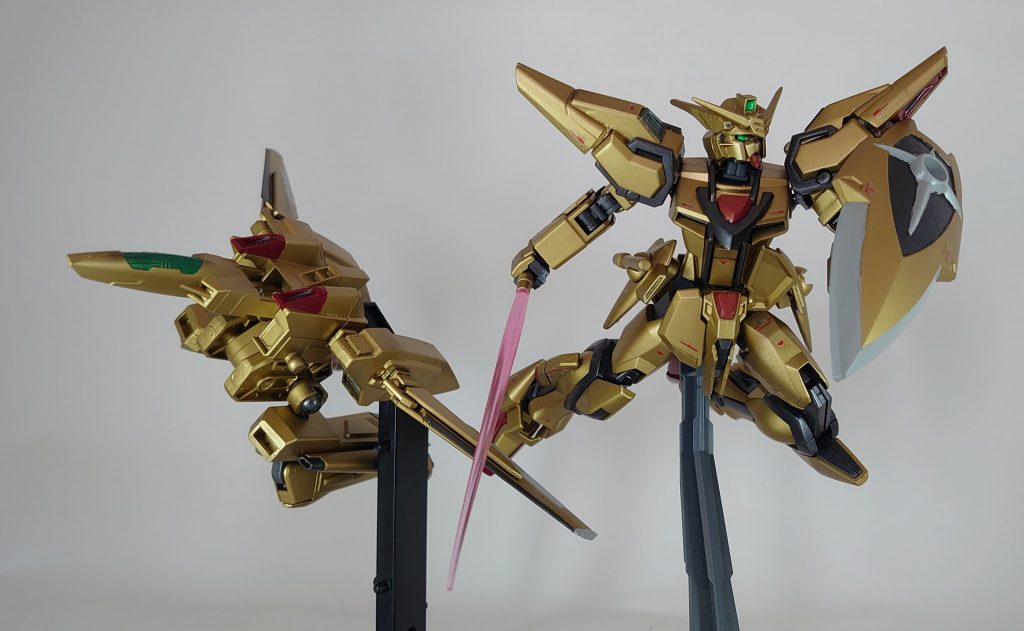 格闘ポーズ&分離戦闘機変形になります。オオワシと同様に独立した飛行が可能となっています。バックパックそのものはビルドブースターを軸にしているので逆輸入の様な感じになっていますね。