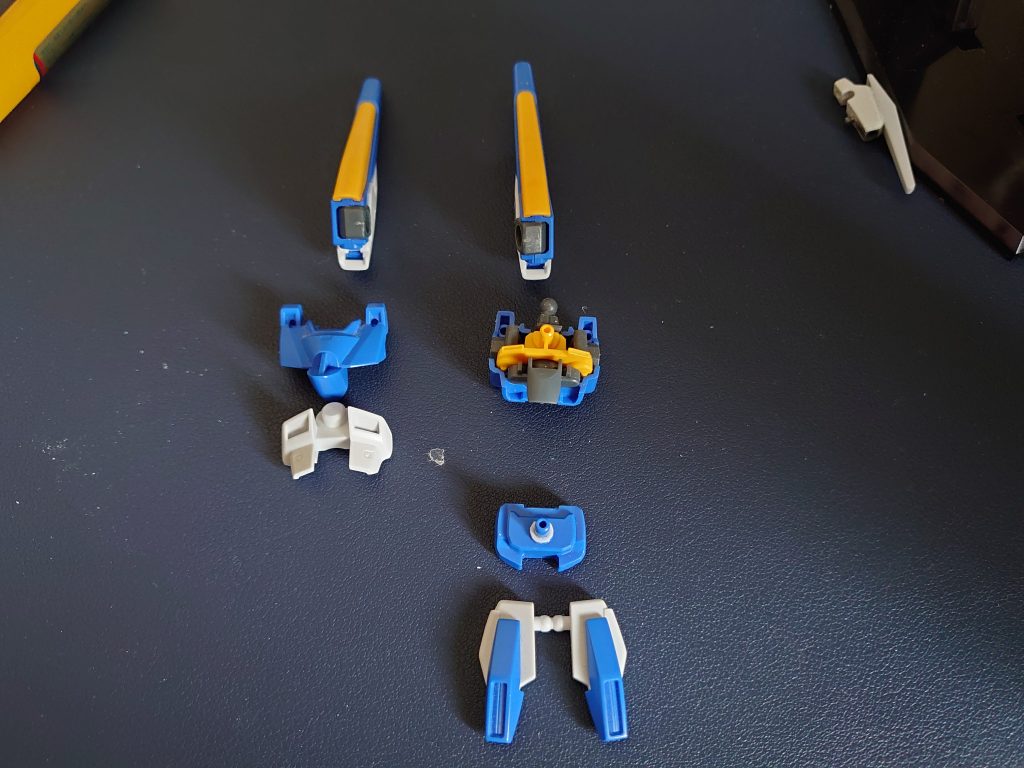 1枚だけ途中の写真が残っていました。基本的に使ったのはHGCE エールストライクガンダムとHG V2アサルトバスターガンダムの2体です。ディテールアップのために一部、他から持ってきたパーツをくっつけました。他にも部分塗装、スミ入れ、胸・腹・脚の延長、腰部のスカートの位置を下げる工作などを行ないました。