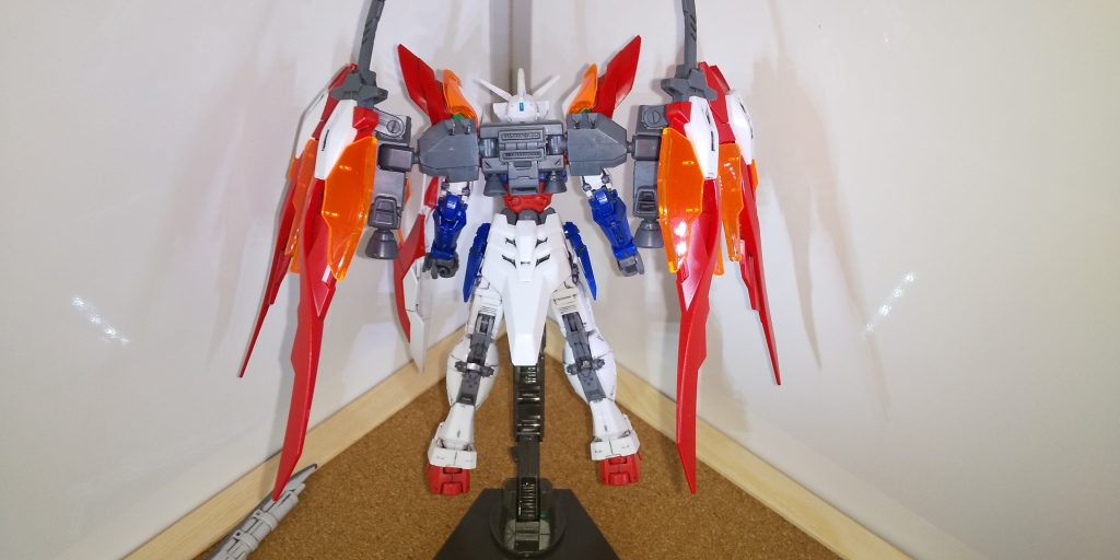 飛行形態への変形はウイングゼロ系統なのでウイングを広げて、