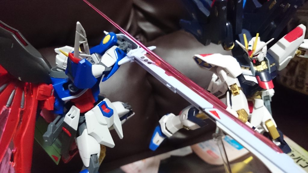 ストライクフリーダムと。
放送当時、OPでこのカットを見たときはわくわくしたもんスよ。まぁ、結局のところ、まともにぶつかったのはオペレーション・フューリーの時くらいなもんで、それもアロンダイトを白刃取られてゼロ距離クスィフィアスだったっスけど…