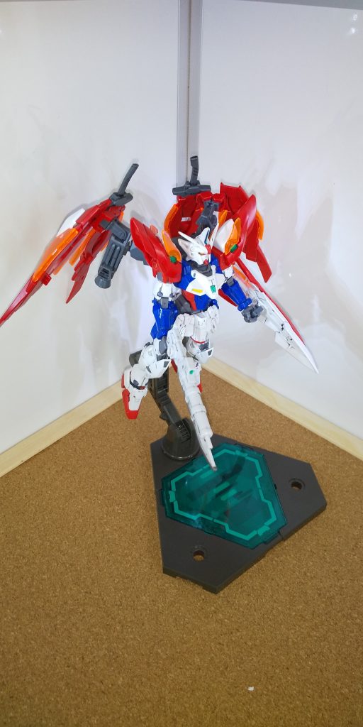ここから可動域確認写真
写真はフライトポーズですが、背中パーツが大きくなり、少し支えが必要かな?と思っていたんですが、羽根をたためばギリギリ自立可能です
手持ち武器は、ツインバスターライフルとどちらにするか迷いましたが、
意匠やディテールが似てるかな?と思ってビルドファイターズシリーズのバトルアームズの武器を持たせました
ライフルと実体剣の両立武装の他、シールド、シールド内に装備したビームサーベルを基本装備に戦い、サブウェポンにウイングに仕込んだバスターソードを使用するスタイルの機体