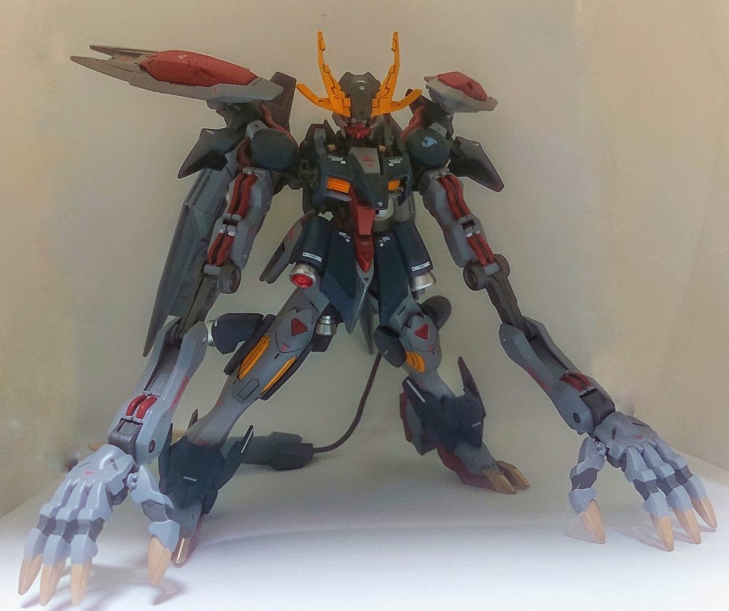 バックの左右外側につけられた2機のスラスターは、自由に向きを変えられるため、空間戦闘時に、自在に機体の軌道をコントロールすることができる。
(腕が長いと、ハイゴッグみたいなポージングしたくなりますよね?w)