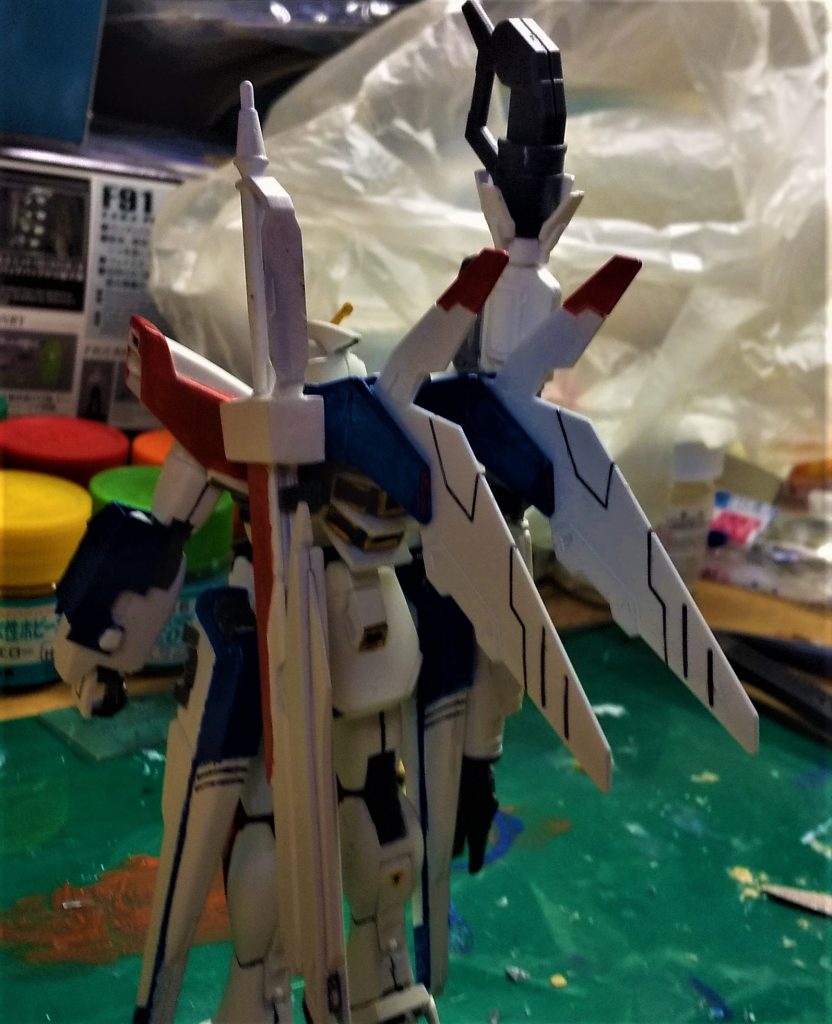 背面は通常のヴェスパーの取り付けアームを加工してフックを付けてソードとランチャーを懸架出来るようにしました。