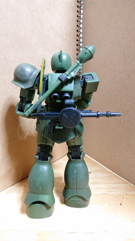 バックパックに穴を開けて色々くっつけました。