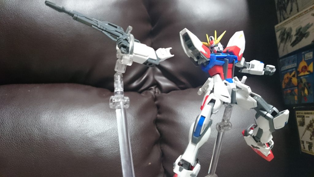 オマケ。
「ザクが来る…!それでも、僕がつくったガンダムなら…!」
『セイ!それでは駄目だ!』
「その声、父さん?どうして父さんが…」
『セイ、お前がつくったそのガンプラは…』
スポッ 
『腕がちゃんと嵌まってないんだ!』
初出撃は夢オチで…