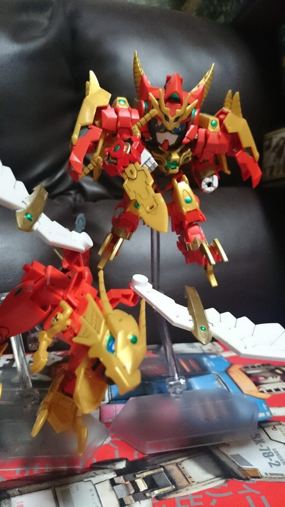 アヴァランチヴァルキランダー
アヴァランチ風になってかっこいいんスけどねぇ…腕回りは碌に動かず、肩は完全にほぼ固定。足もダッシュユニットを増築したせいで膝の関節は死んだも同然っス…
ただガンドラゴンをヴァルキランダーを使わずに別に組めるのはうれしいところっス。