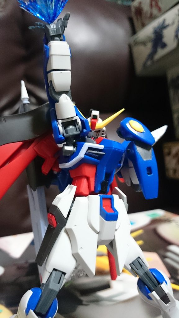 あ、ちなみにこいつは素組みじゃないっス。アンテナのフラッグも切り飛ばしてれば、前述通りに肩とか加工してるし、部分塗装だってがっつりやってるっスよ