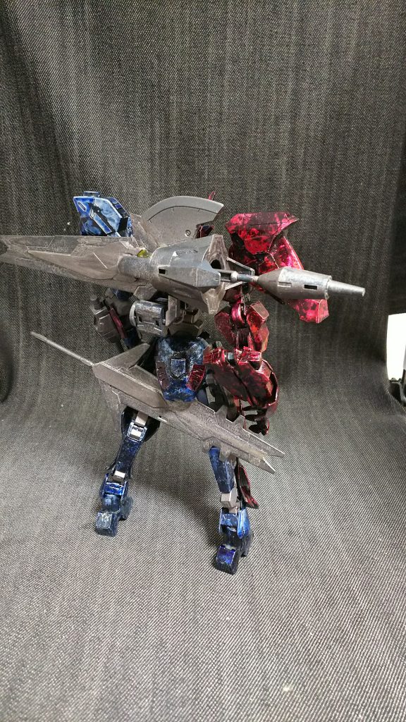 武器は鉄血のMSらしく、巨大な剣二振りと腕の外付け銃(ほとんど牽制用にしか使えない)のみというスッキリした仕様。