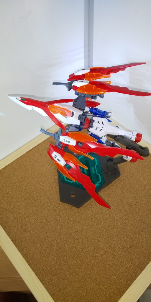 見映えの為に腰周りはリアスカートだけウイングゼロ炎の物に差し替え
スカート側の取り付け穴を広げて、干渉部分をカットすればOKでした