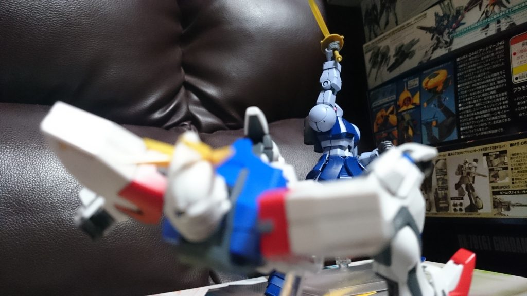 「悲しい現実だぁ！」

「これ以上機体を痛め付けたくはない。場外に出して勝負をきめる！」

(逃げられない…！父さんだったらどうする？)

(また負ける…まだ何もしてないのに…！)

(負けたくない…もう負けたくない…！……ちくしょう！)