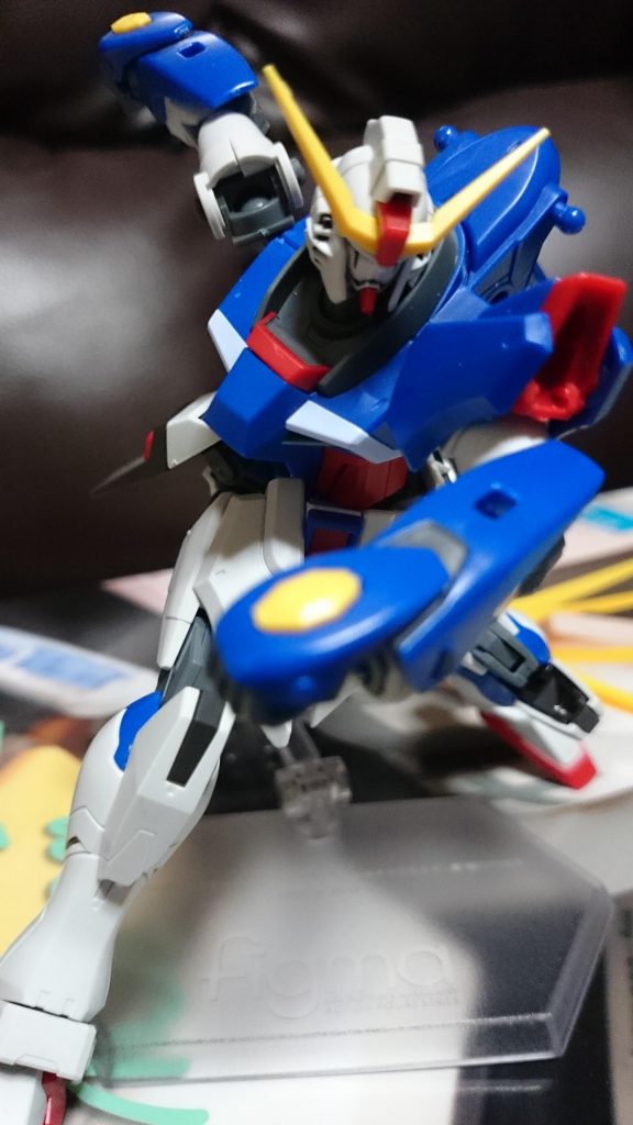 断言するっス。シモンが使ってたデスティニーは間違いなくHGCEの方っスよ！だって劇中のポージングがこんな楽々出来るンスもん！