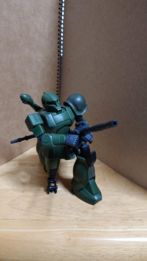 膝立ちで砲撃姿勢