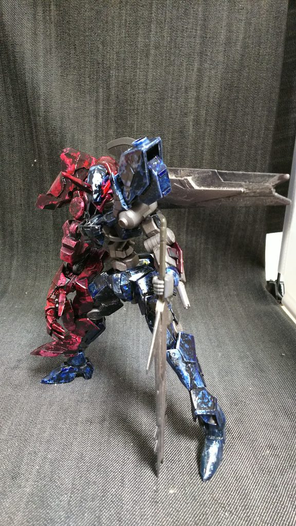 左右非対称で作ろうということで、今回は視覚的にもわかりやすいように、魔改造強化された側は赤くなってます、そして顔は悪者っぽくモノアイとなっています。