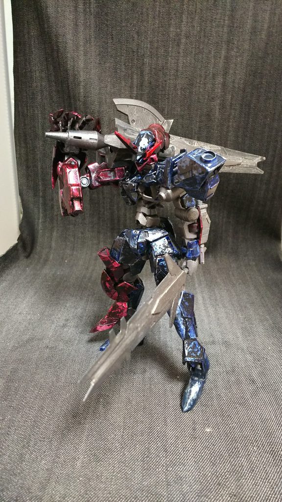 右手の指先はテクノロートで若干表情付けができるようになっています、ちなみにそのまま立たせていると重量の関係で右側に上半身が倒れていこうとします。