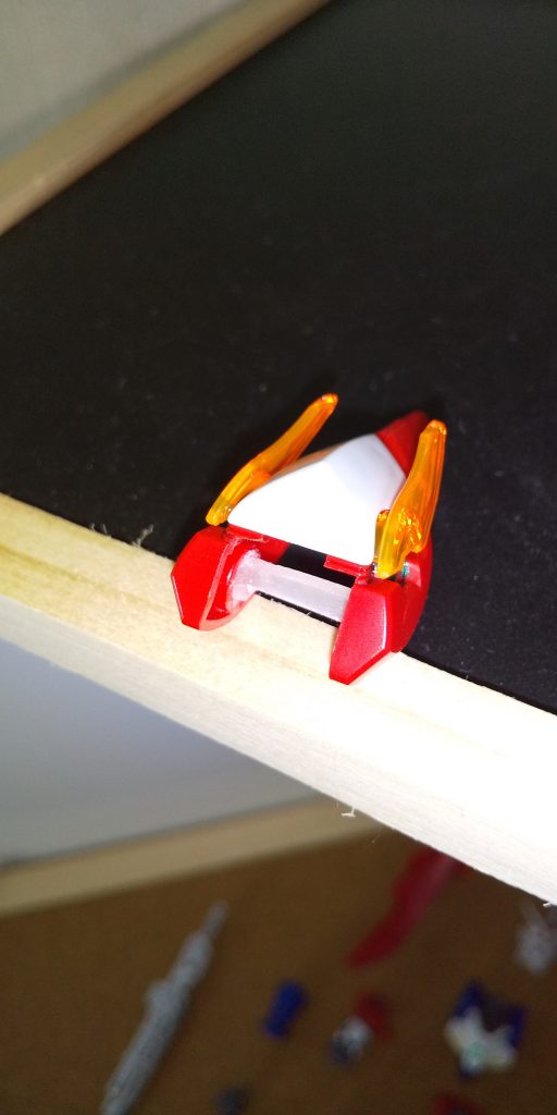 肩アーマーは差し込み用に1.5mm厚さのプラ板を噛ませただけになります