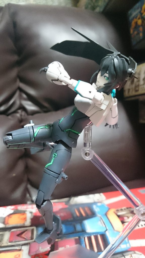 「私は、私のミッションを探している」
メイ
こちらもスミ入れとガンマカ塗装っス。眉や睫毛、瞳もモールドがあったのでマーカーと爪楊枝で部分塗装。……さすがにあのサイズは手が震えたっス…
2クール目では「機動戦士ガンダム00」に登場するCB製の銃を使ってたっス。2nd season用の武装が付属すると聞くウォドムポッドに付属したりしないかなぁ、っと。
あとプラモなのにお尻のラインがすごくえっちっス。
そして、彼女の正体は…