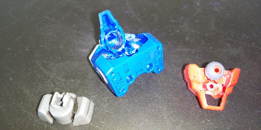 以前投稿した写真が小さく見えたので大きな物をどうぞ
前回写真と一緒に改造の参考にして下さい
胸肩になる青いパーツは、肩接続のポリキャップが体内側に結構埋まるので、プラ板を噛ませて調整もしています