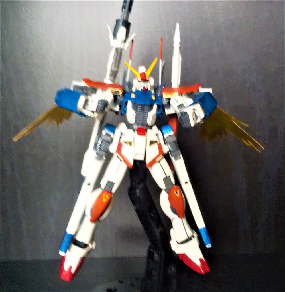 I・フィールド展開しています。両腕に組み込んだジェネレーターは見えませんがアーマーカバーが可動しています、わかりにくいですが。