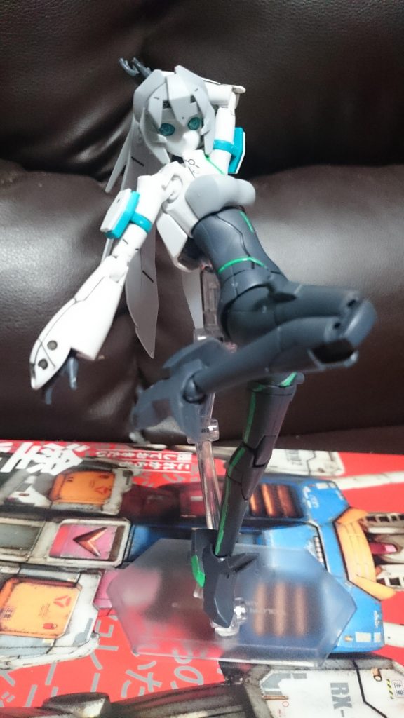 モビルドール・メイ
まさかのELダイバー。いやまぁ、予想はされてたっスけど、改めて知らされると驚くもんっスね。
ビームサーベルは劇中(ピンク)とキット(グリーン。F91のものを流用)で差異があったっスけど、2クール目がグリーンになっていることから、単なる作画ミスか、アニメとプラモの連携が取れてなかったか、はたまた1クール目終盤に改修が行われ色が変わったか、といったところっスかね。自分はクロスボーン系に付属するものの軸を瞬接で太らせて使ってるっス。