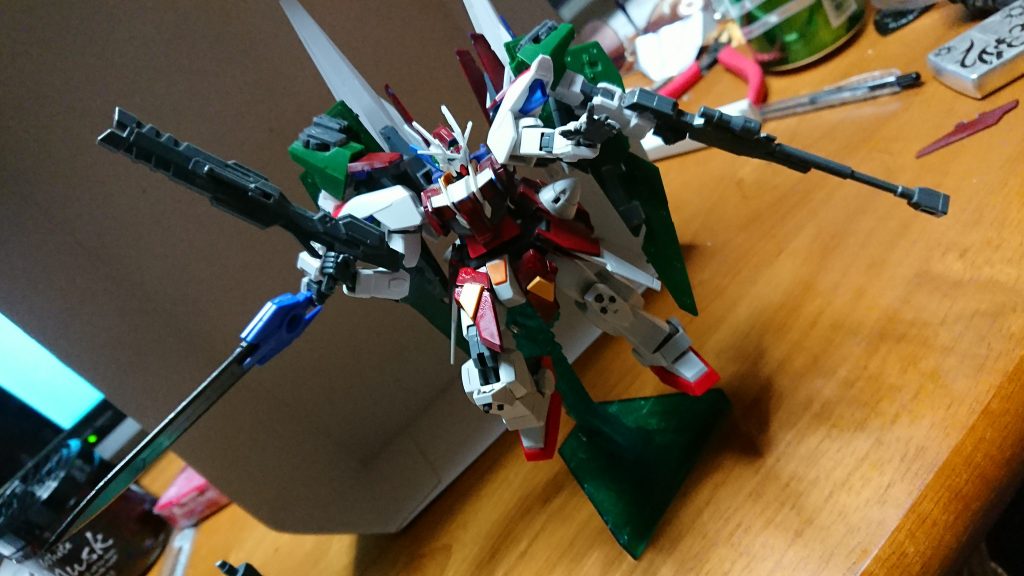 マルチパッケージユニットにはサブアームも搭載しており
遠距離近距離共に武装を扱う事が可能
ただし、問題点として本体が扱う時よりも正確な攻撃が出来ずとなってしまっています