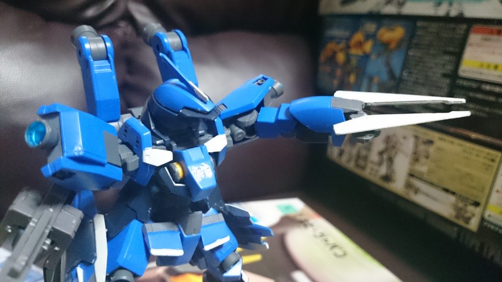 ワイヤークローはシルバー系の成形色なのでガンマカのホワイトで部分塗装っス