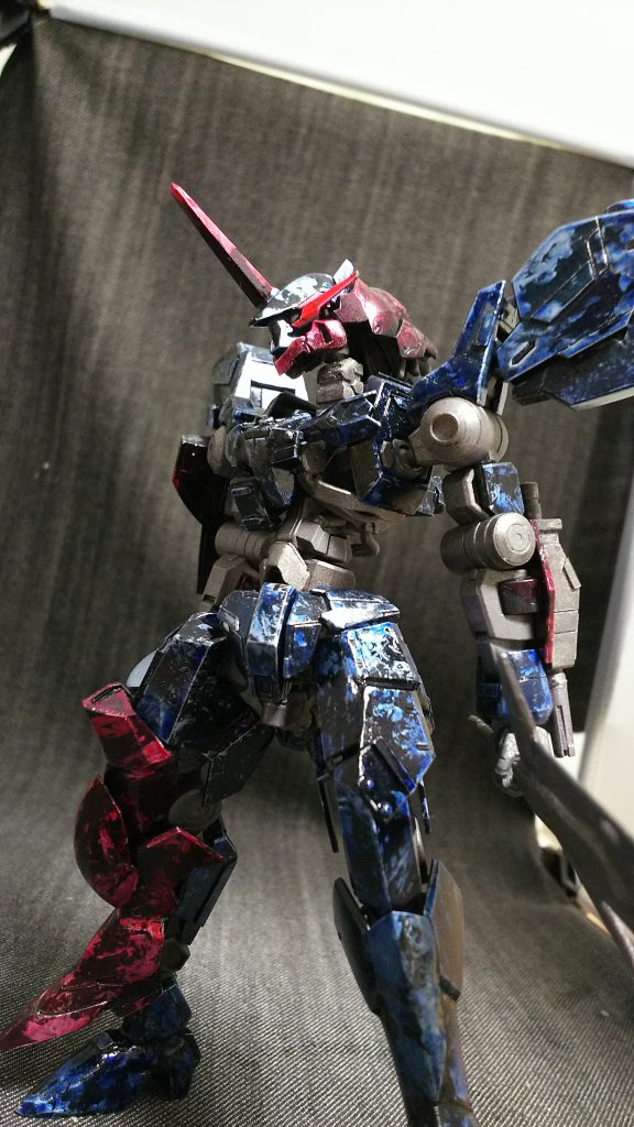 差し替えで両手を通常状態にした、正統派なナイト風な状態にも出来るようにしてあります、この状態でも左右非対称にしてあり、頭部は変形してありツインアイとなっています。