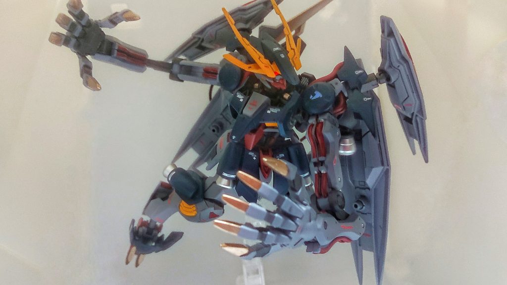 武装は、大型クローと、テイルブレード。
射撃武器を装備していないが、伸縮性の腕と、テイルブレードにより、広い攻撃範囲を有する。