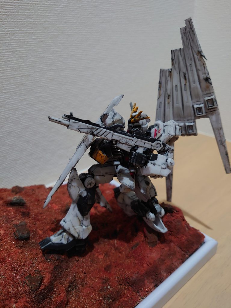 ジオラマ作成は全て百均素材で制作

横長のフォトフレーム
スクウェアな発泡スチロール
茶色の木粘土＋コルク粘土
石と水槽用の砂
百均のアクリル絵の具　赤　茶色

最後に部分的にウェザリングカラーの黒でスミ入れ!

コルク粘土が質感と造形しやすさと着色すると尚更よかったですw(°ｏ°)w
ニューガンダムの下辺りです!