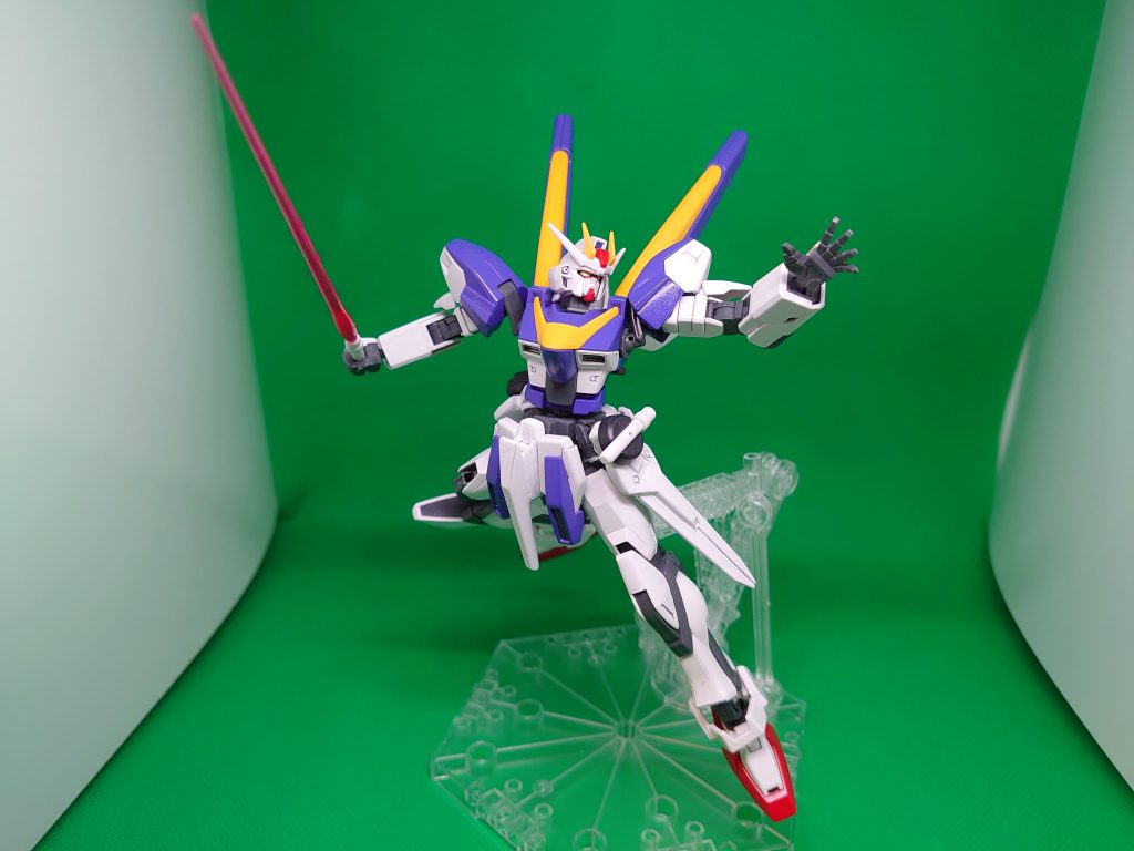 ビームサーベルでアクション。サーベルは腰部にマウントできます。