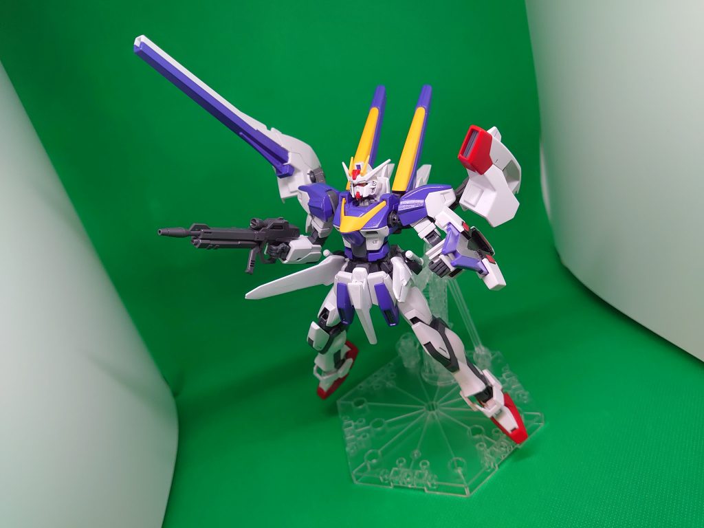 ハイマットフルバースト的な攻撃。背中に穴を設けていてV2バスターガンダムのメガビームキャノンとスプレービームポッドを装着可能です。