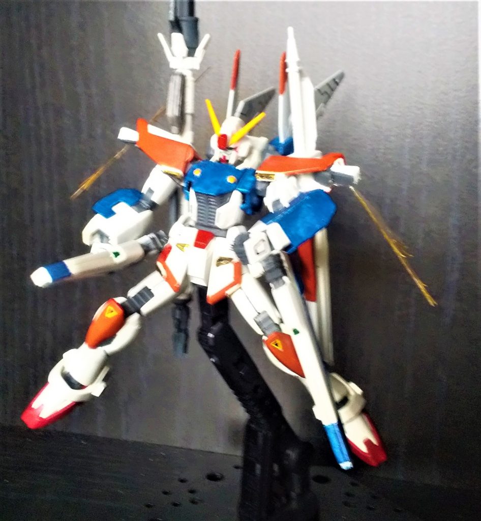 左腕のI・フィールドを展開させながらヴェスバーを撃っている状態です。