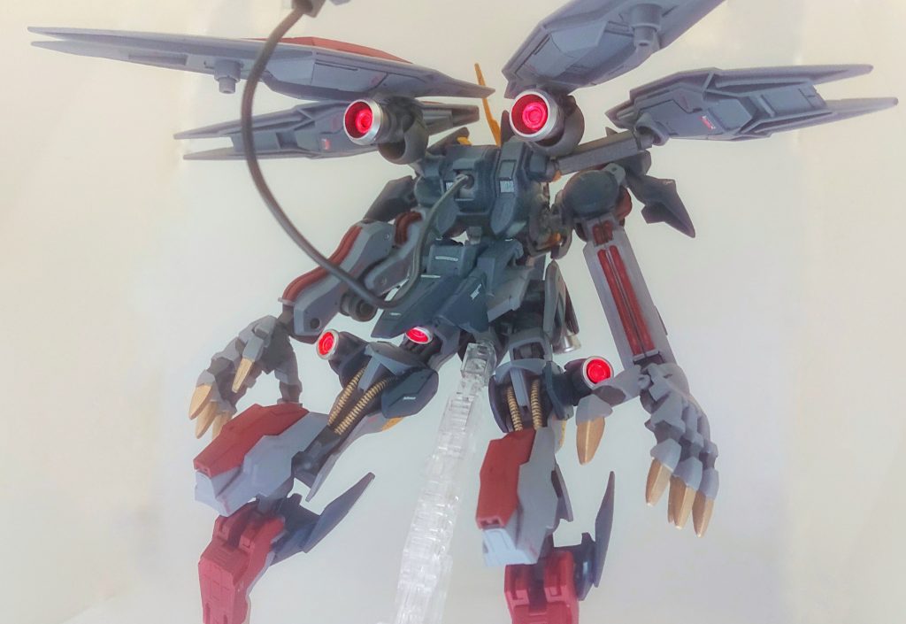 宇宙空間での、高速移動時には、4機スラスターを展開。
僅かながら、飛行も可能である。
翼を拡げた悪魔の如く、戦場を駆ける。