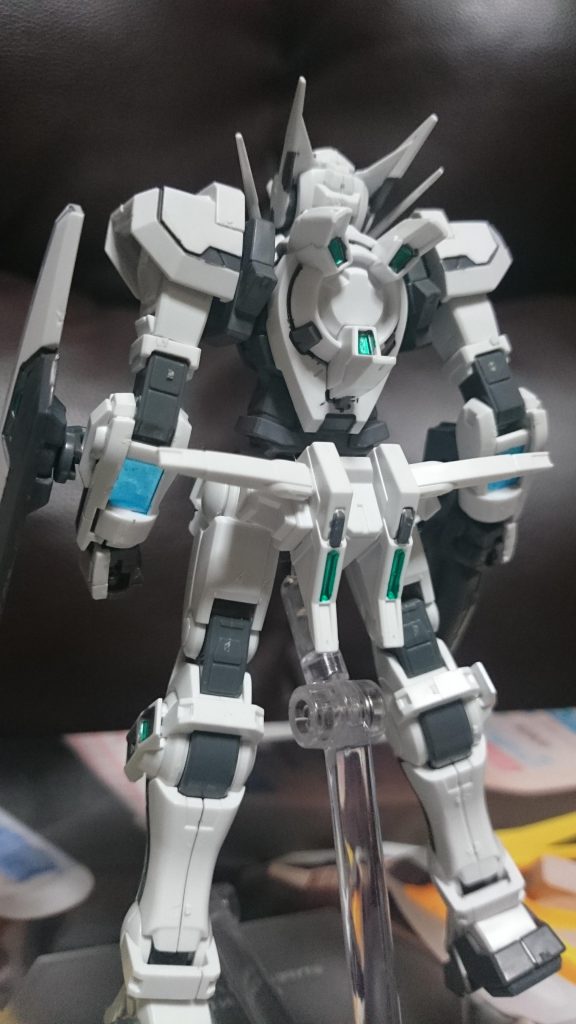 背面っス
背中はスリースラスター型っス。
……というか、コーン型は当初アヴァランチユニットを取り付けようと画策して接着したっスけど、その後色々あって計画が頓挫。その結果スリースラスター型に固定となったっス