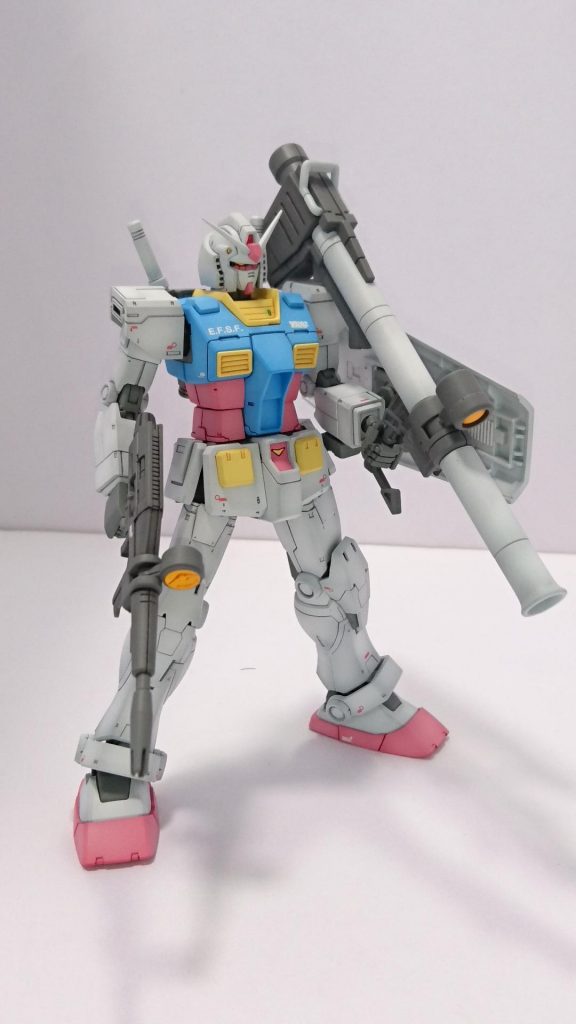 ライフルのスコープやツインアイ等のカメラ部は蛍光カラーを使用してます。