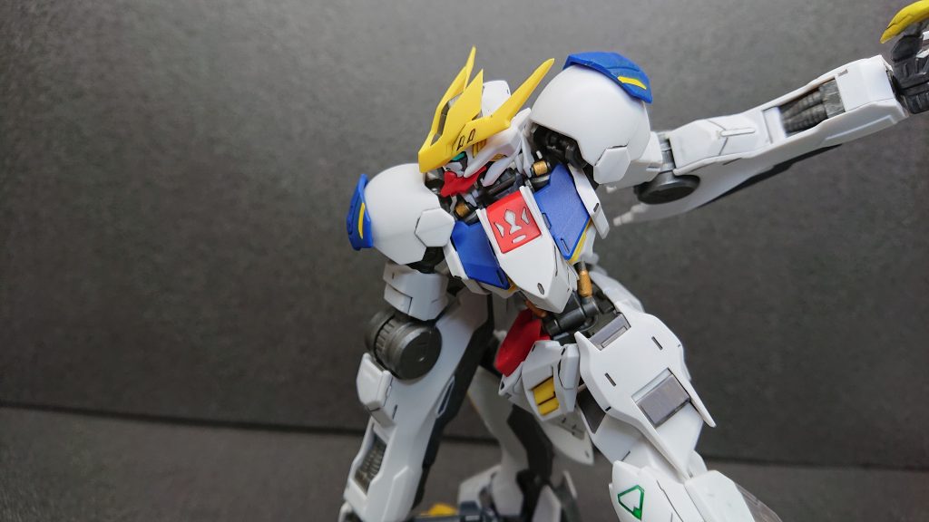 首や腰にある油圧ジャッキのような部分をゴールドとシルバーで部分塗装しました。ここを塗装するだけでだいぶ印象が変わりました。