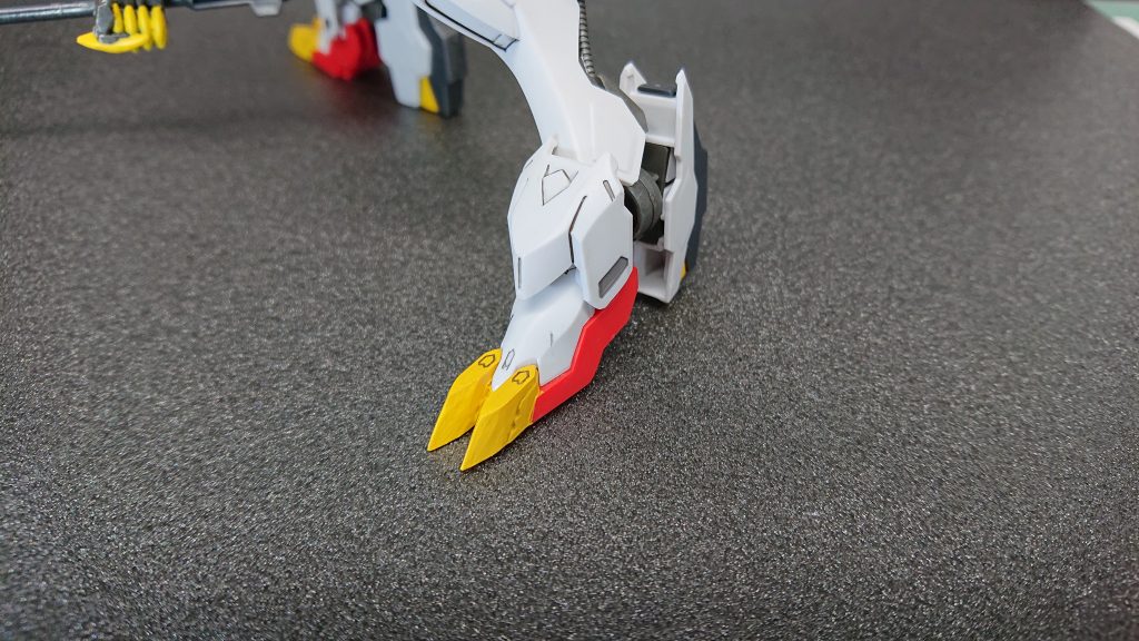 丸まった足の爪先が気になったのでデザインナイフとヤスリで鋭く整形しました