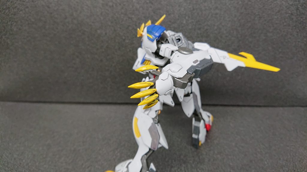 指先も同じように鋭く整形しました