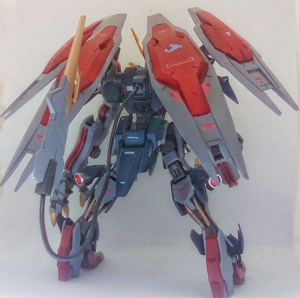 バックパックには、レギンレイズジュリアの大型スラスターを4機装備。
腰部や脚部にも、スラスターを移植されている。
ガンダムフレームの性能と、レギンレイズジュリアの機動性を兼ね備えた機体となっている。