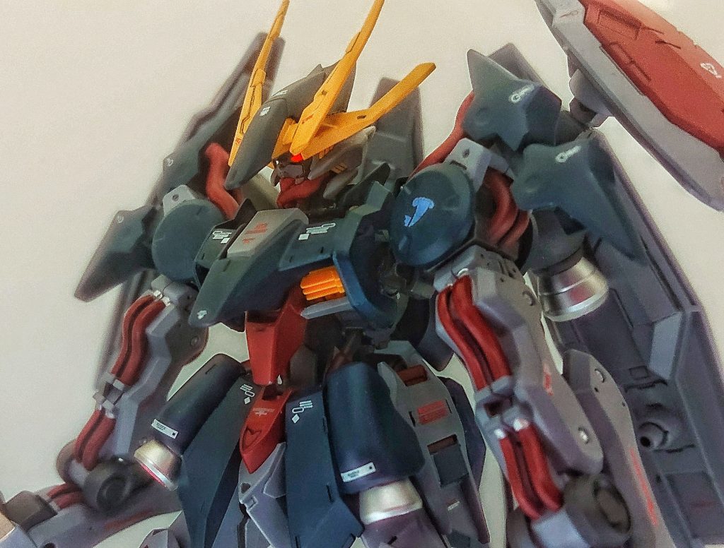 以上、ガンダムバルバトスフェンリスヴォルフでした(°▽°)
あのバルバトスが、ライドや鉄華団の生き残り、タービンズの方々を絶望させる存在になったら面白いな~
ラスタルとジュリエッタ目線で、反政府組織を次々と壊滅させていくストーリーと良いな~
なんて、妄想しながら作りましたwww
個人的には、レギンレイズジュリアの胸部を改造して作った胸部装甲がお気に入りポイントです!!
カラーリングは、より怪物っぽさを出そうと、通常のトリコロールカラーを一段暗くした配色にしました。
手持ち武器ないし!
この腕のせいでポージング難しいし!
カメラの自動調整機能が、余計な仕事するし!
で、めっちゃ撮影が難航しました(。´Д⊂)
(撮れた画にも、満足してないけど、妥協です!疲れた!)
最後まで、観ていただいて、ありがとうございました(*´ω`*)