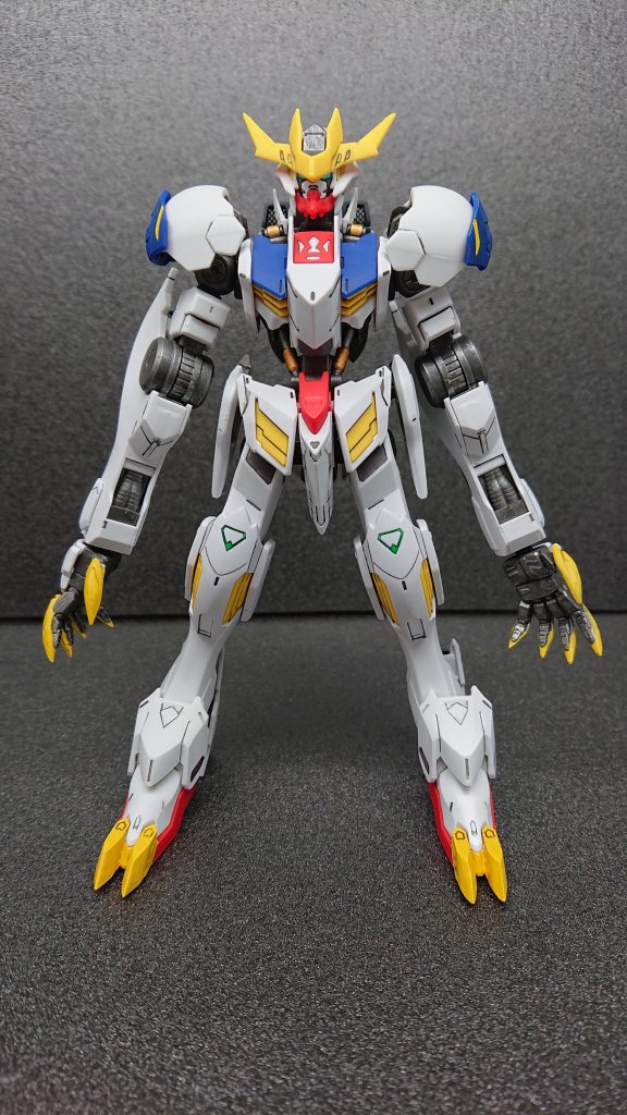 ガンダムフレームはスチールシルバーでうっすらと塗装して金属感を出しました