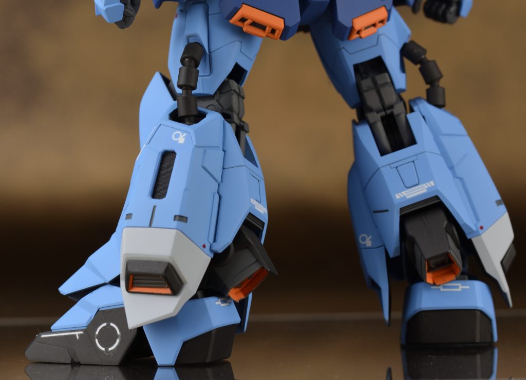 パーツ分割の都合か、脚部スラスターのオレンジとグレーの配色が逆転していたので設定画に合わせて塗り分け。
ふくらはぎ側面の装甲は開口してメッシュを貼り付け。