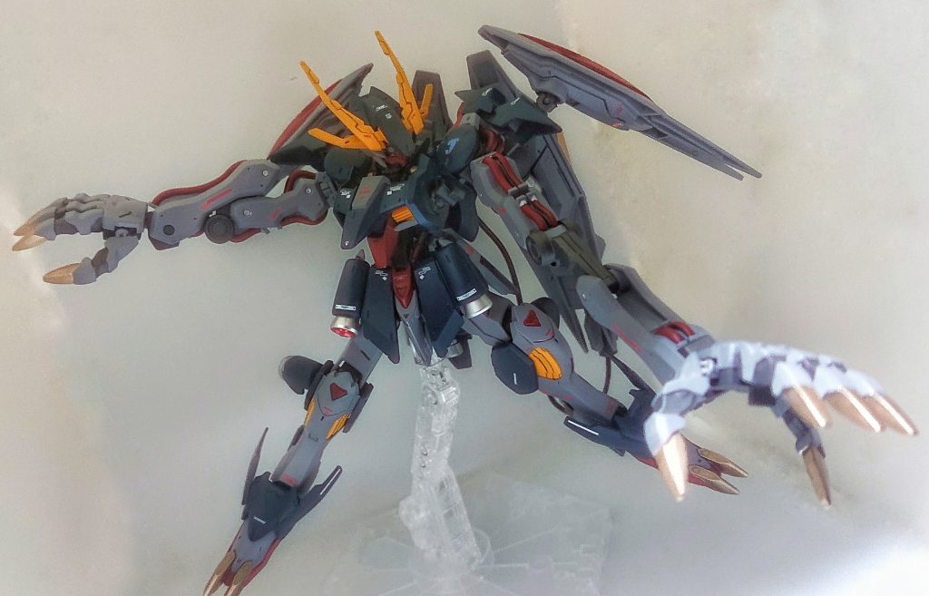 ジュリアンソードと比較すると、リーチではやや劣るものの、戦闘スタイルを変えることなく、同様の中近距離戦闘が可能。