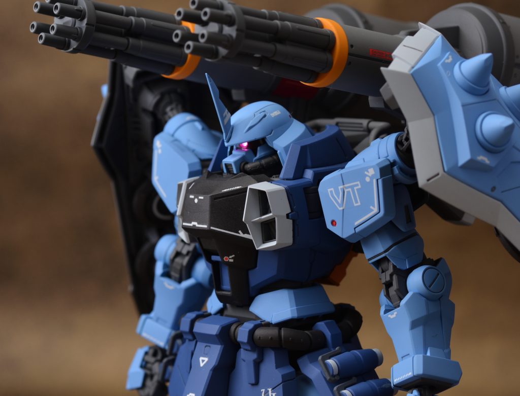 モノアイ発光用のスイッチとボタン電池は胴体に内蔵しました。
各部の丸モールドにはエッチングパーツをレッドで塗装して貼り付けています。
デカールは付属の水転写デカールを使用。
ほとんど指定通りですが、ロゴマークが多少煩く感じられたので量を抑えています。