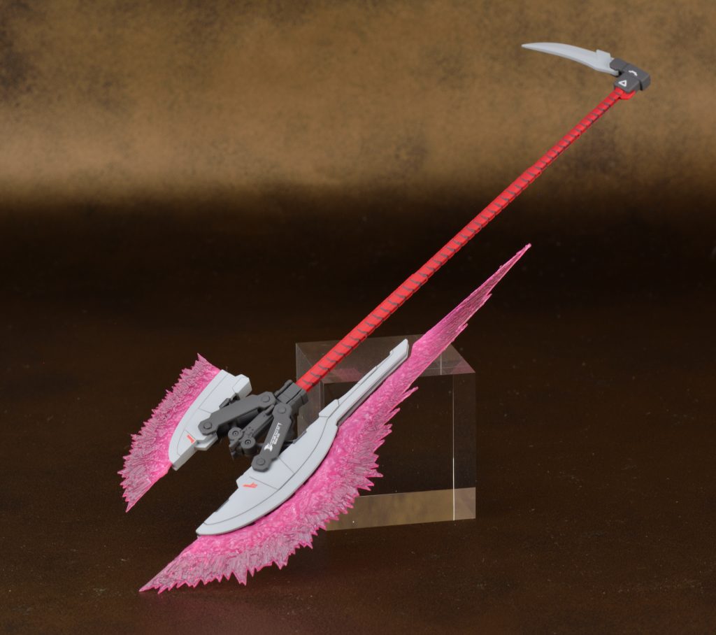 ビームアックスのビーム発振器部分はキットパーツを参考に3Dプリンタで自作しました。
ビーム刃は0.5mmのアクリル板をカッティングプロッタ+デザインナイフで切り出し、ジェルメディウムを2,3回に分けて盛り付けました。