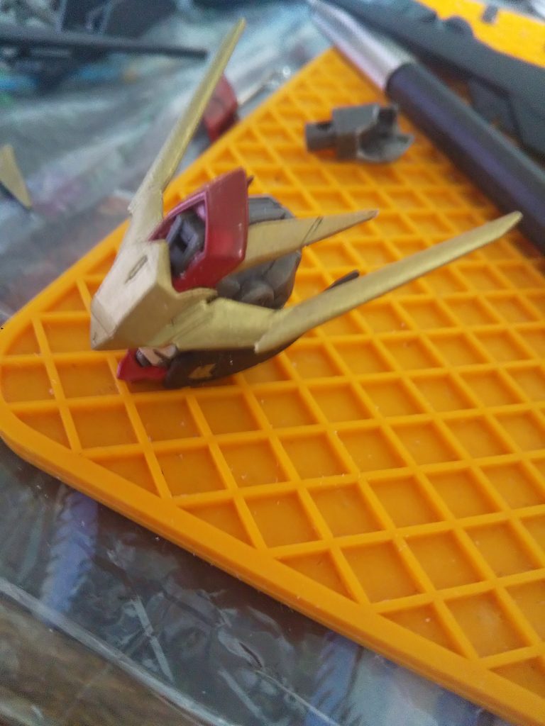 地味なんですが、バエルのアンテナをカットして、上手くいかないかと試行錯誤してる写真です。
っていうか作成中の写真、コレしかないや(笑)
ウィングとか苦労したんだけどなー