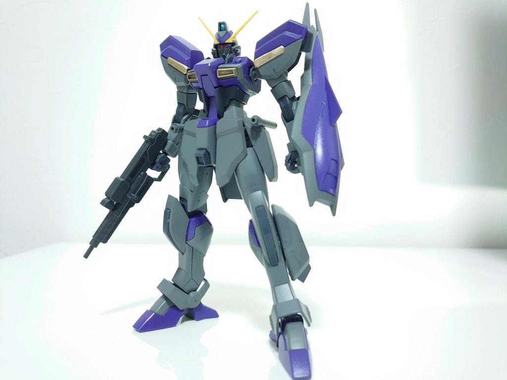 正面
頭部は通常のウィンダムタイプのマスクからダガータイプの物に変更されている。
手持ち武装には、取り回しの良い105ダガー等のビームライフルや機関砲ポッドを装備している。