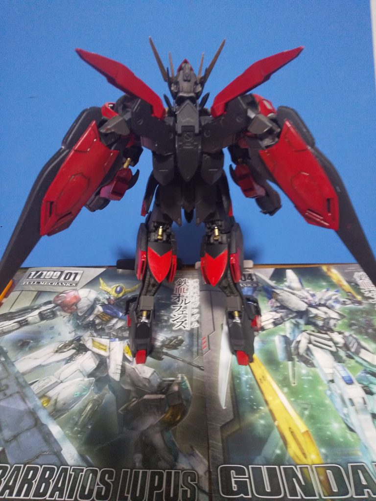 ガンダムバエルのウィングをつけようと思ったんですが、流石にそのままはなぁと、考えてたら、ルプスの腰のアーマーがいい感じじゃないかと流用しました。