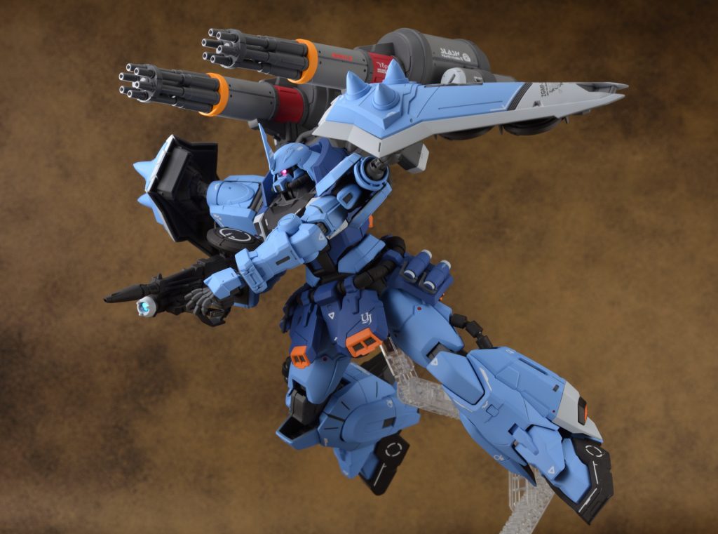 テトロンシールすら付属しないビーム突撃銃のセンサー部分(?)はラピーテープ+クリアのUVレジンでそれっぽく処理しました。後頭部のセンサーも同様。