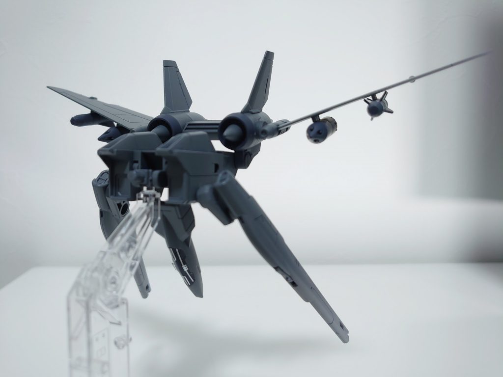 他のストライカーパック同様、バックパックに接続することで機体のバッテリーを回復する強化バッテリーパックを搭載している。
しかし、このコスモジェットストライカーは他のストライカーに比べ重量が増加している為、宇宙空間での運用が推奨されている。
地上での運用も可能ではあるが、燃料の消費が宇宙に比べて早く消耗してしまう欠点を持つ。