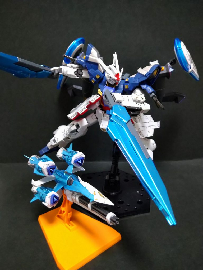 ガンバレルにはハロが搭乗、オールレンジ攻撃時に撃墜されないようにそれぞれにアルミューレ・リュミエールを装備